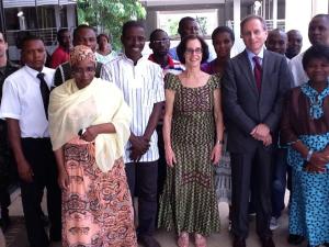 A embaixadora brasileira Ana Candida Perez posa para foto ao lado do corpo diplomático e de funcionários locais que trabalhavam na embaixada em Abuja, Nigéria. Nesta ocasião, a embaixadora usava vestido feito com kapulanas, tecido típico do continente africano.
